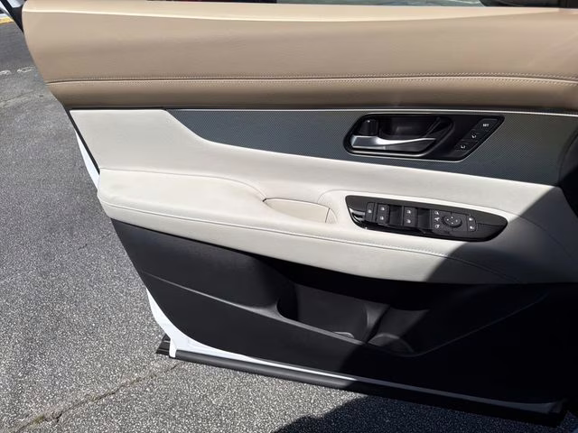 2026 Everest White Pearl/Black Nissan Murano Platinum AWD SUV