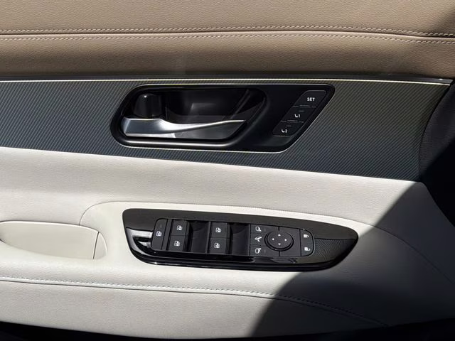 2026 Everest White Pearl/Black Nissan Murano Platinum AWD SUV