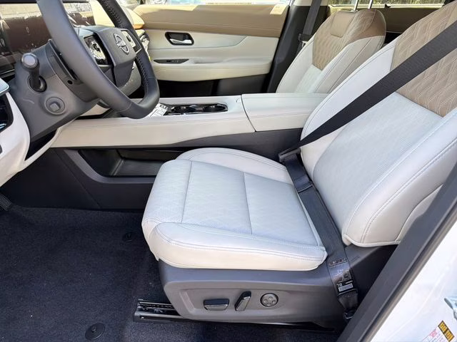 2026 Everest White Pearl/Black Nissan Murano Platinum AWD SUV