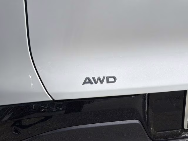 2026 Everest White Pearl/Black Nissan Murano Platinum AWD SUV