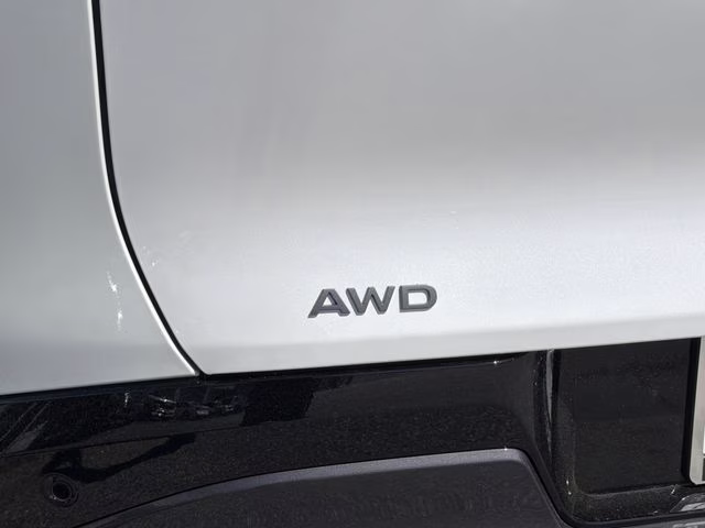 2026 Everest White Pearl/Black Nissan Murano Platinum AWD SUV