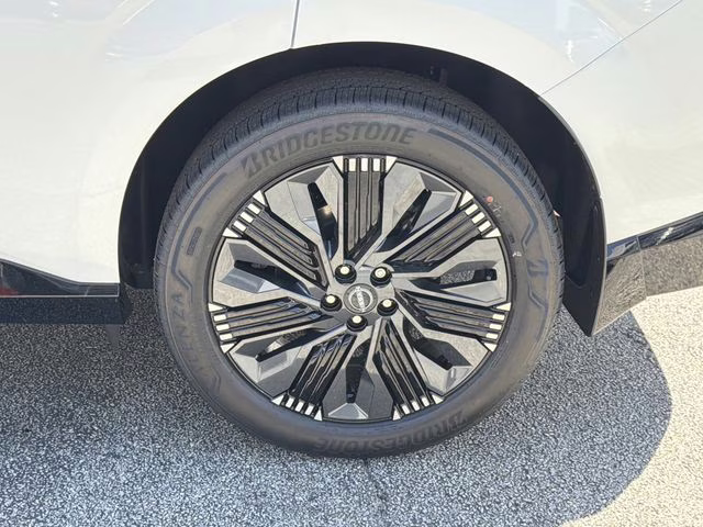 2026 Everest White Pearl/Black Nissan Murano Platinum AWD SUV