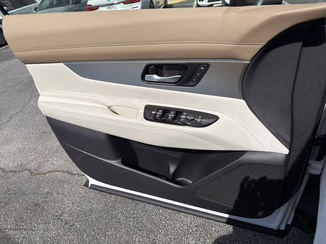 2026 Everest White Pearl/Black Nissan Murano Platinum AWD SUV