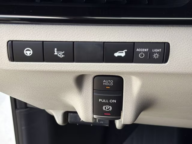 2026 Everest White Pearl/Black Nissan Murano Platinum AWD SUV