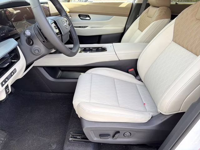 2026 Everest White Pearl/Black Nissan Murano Platinum AWD SUV