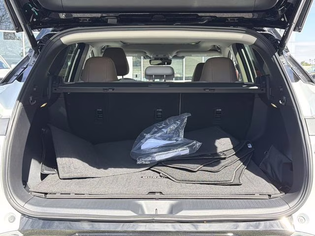 2026 Everest White Pearl/Black Nissan Murano Platinum AWD SUV