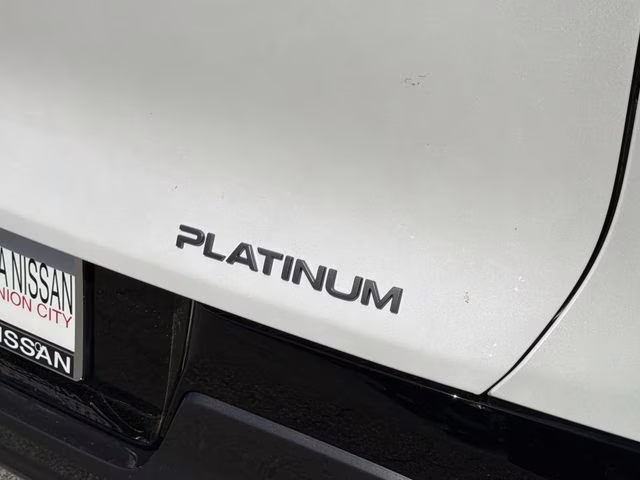 2026 Everest White Pearl/Black Nissan Murano Platinum AWD SUV