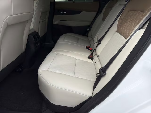 2026 Everest White Pearl/Black Nissan Murano Platinum AWD SUV