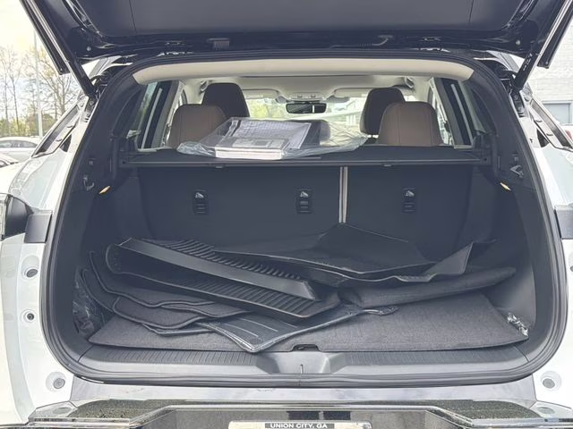 2026 Everest White Pearl/Black Nissan Murano Platinum AWD SUV