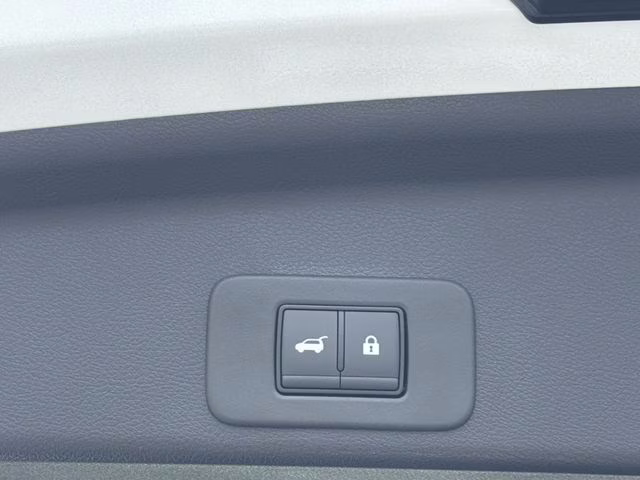 2026 Everest White Pearl/Black Nissan Murano Platinum AWD SUV