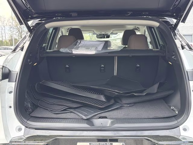 2026 Everest White Pearl/Black Nissan Murano Platinum AWD SUV