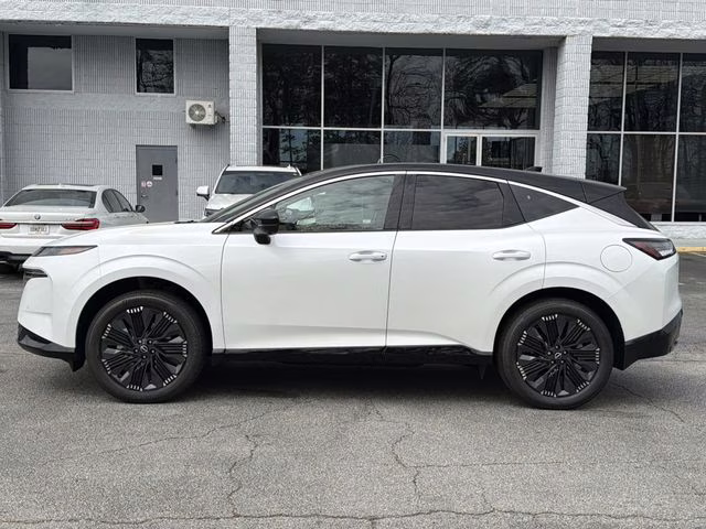 2026 Everest White Pearl/Black Nissan Murano Platinum AWD SUV