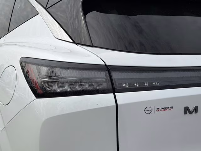 2026 Everest White Pearl/Black Nissan Murano Platinum AWD SUV