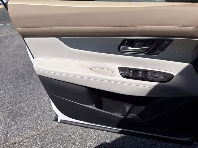 2026 Everest White Pearl/Black Nissan Murano Platinum AWD SUV