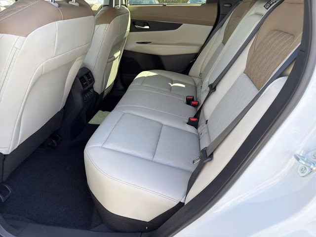 2026 Everest White Pearl/Black Nissan Murano Platinum AWD SUV