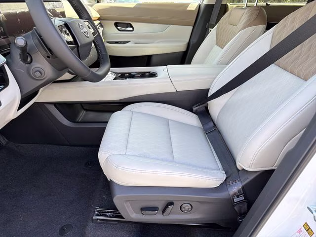 2026 Everest White Pearl/Black Nissan Murano Platinum AWD SUV