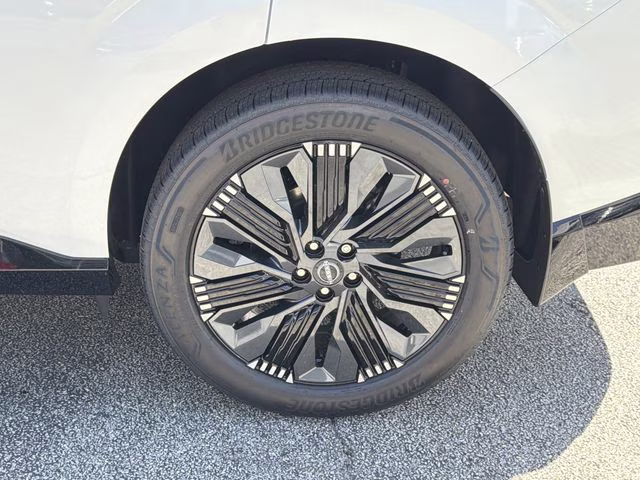 2026 Everest White Pearl/Black Nissan Murano Platinum AWD SUV