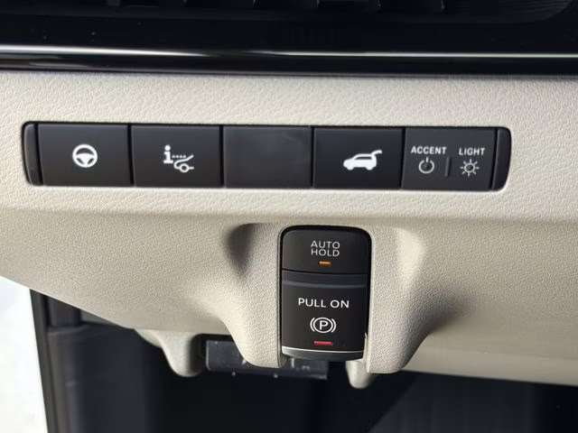 2026 Everest White Pearl/Black Nissan Murano Platinum AWD SUV