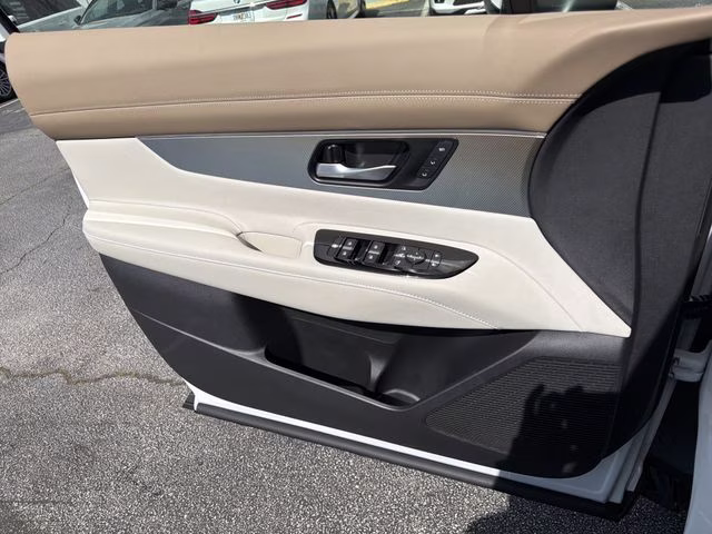 2026 Everest White Pearl/Black Nissan Murano Platinum AWD SUV