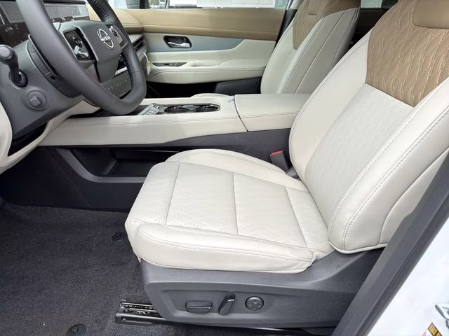 2026 Everest White Pearl/Black Nissan Murano Platinum AWD SUV
