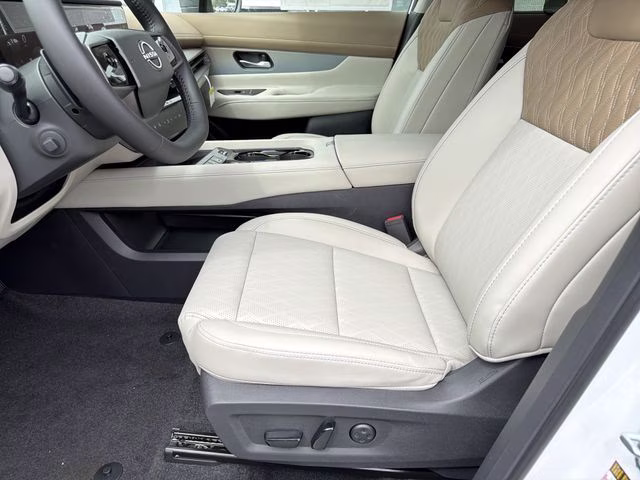 2026 Everest White Pearl/Black Nissan Murano Platinum AWD SUV