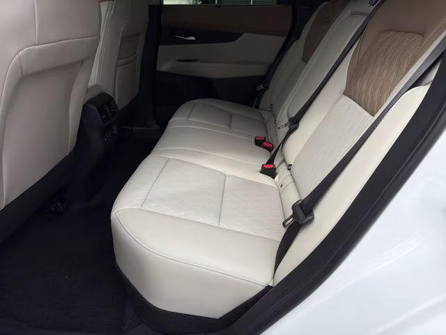 2026 Everest White Pearl/Black Nissan Murano Platinum AWD SUV