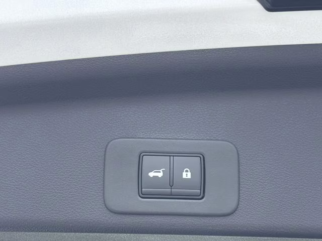 2026 Everest White Pearl/Black Nissan Murano Platinum AWD SUV