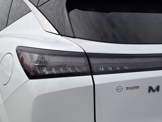 2026 Everest White Pearl/Black Nissan Murano Platinum AWD SUV