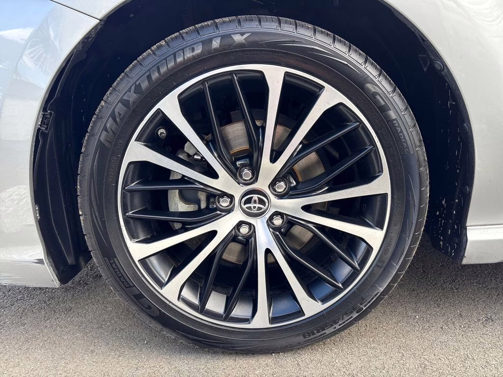 2019 Celestial Silver Metallic Toyota Camry SE FWD Sedan