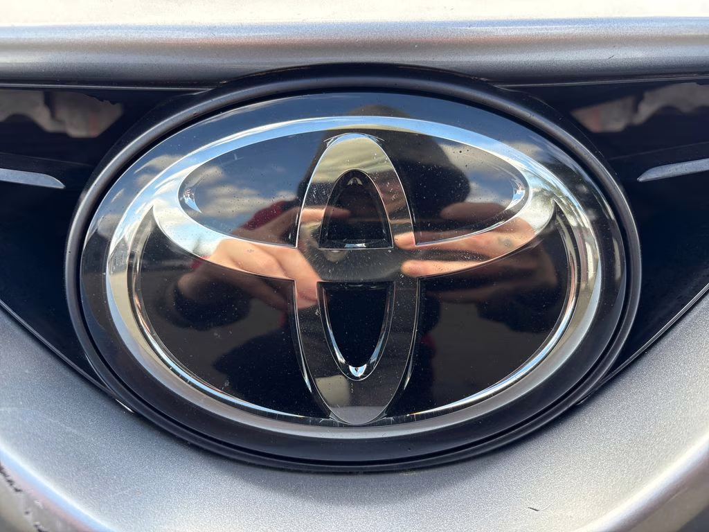 2019 Celestial Silver Metallic Toyota Camry SE FWD Sedan