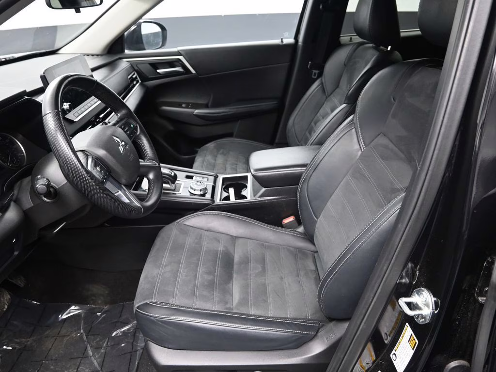 2024 Labrador Black Pearl Mitsubishi Outlander SE Black Edition FWD SUV