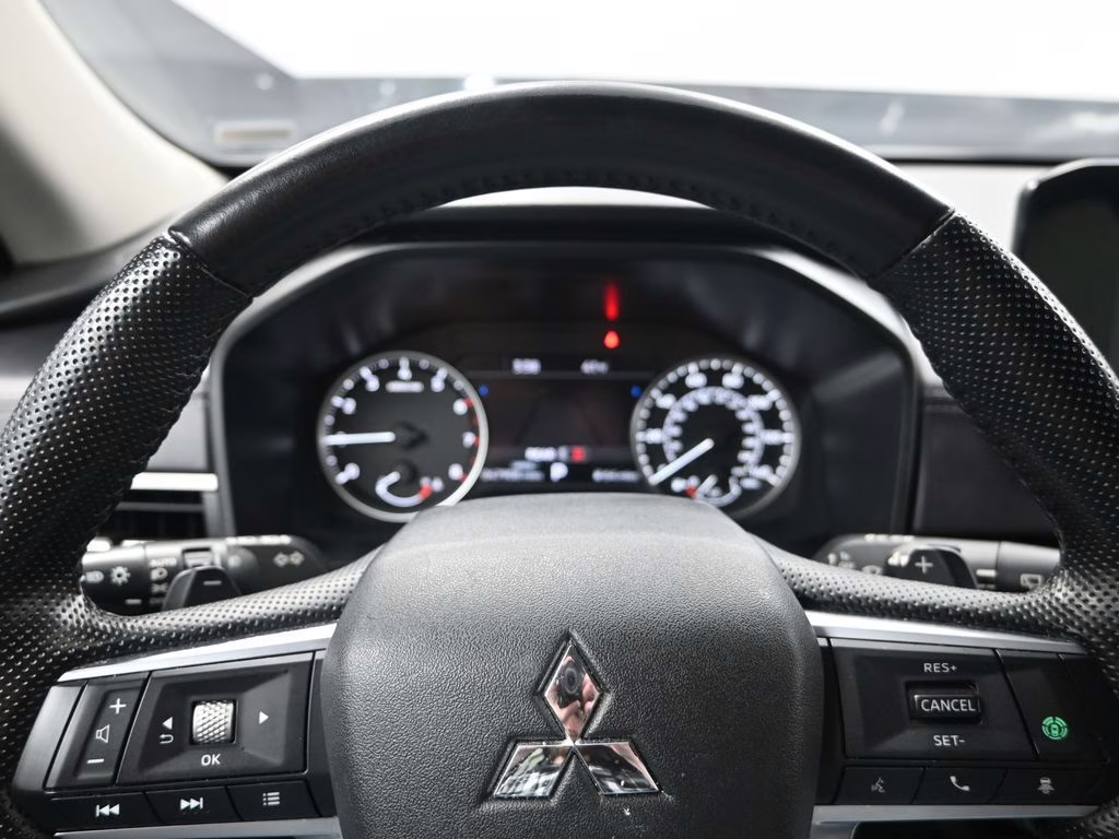 2024 Labrador Black Pearl Mitsubishi Outlander SE Black Edition FWD SUV