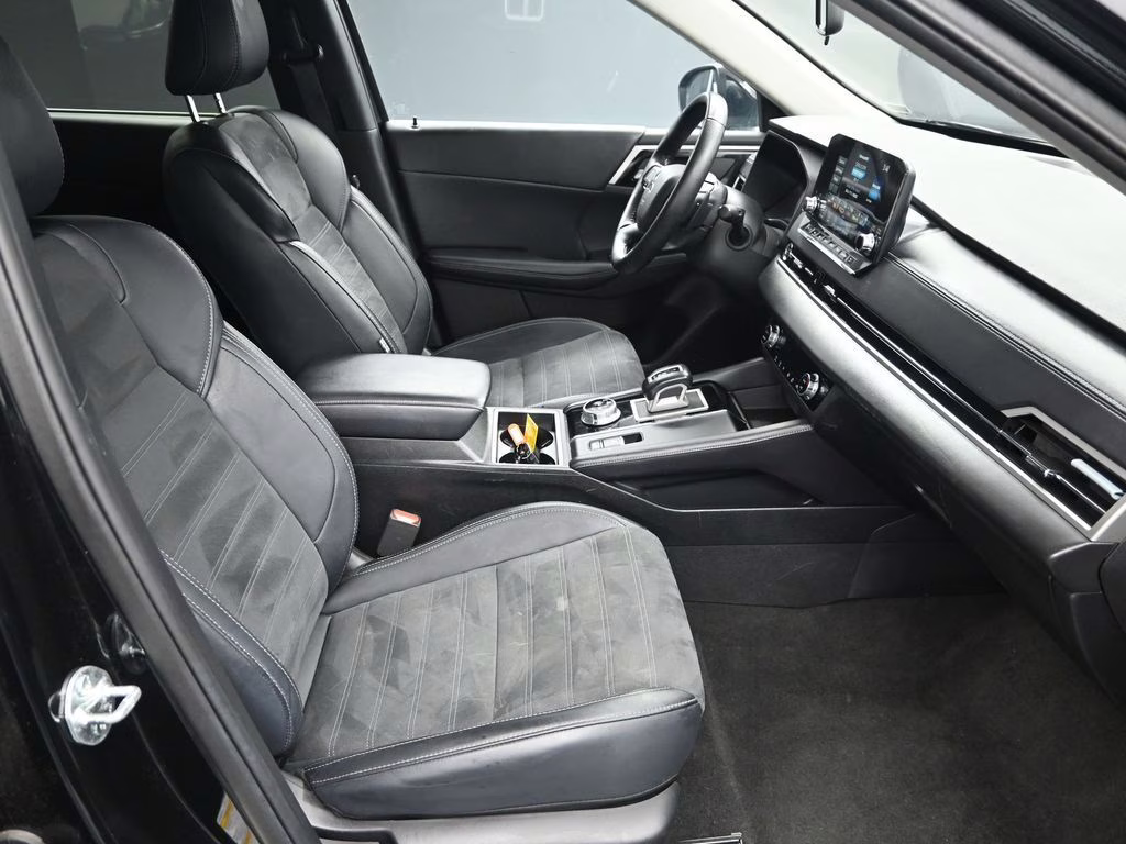 2024 Labrador Black Pearl Mitsubishi Outlander SE Black Edition FWD SUV