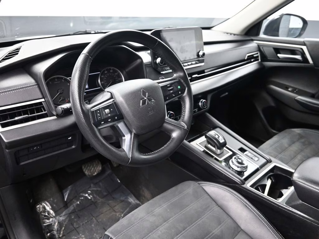 2024 Labrador Black Pearl Mitsubishi Outlander SE Black Edition FWD SUV