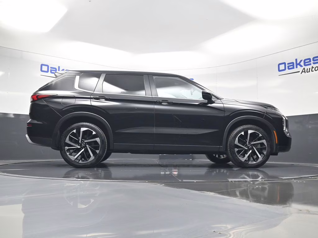 2024 Labrador Black Pearl Mitsubishi Outlander SE Black Edition FWD SUV