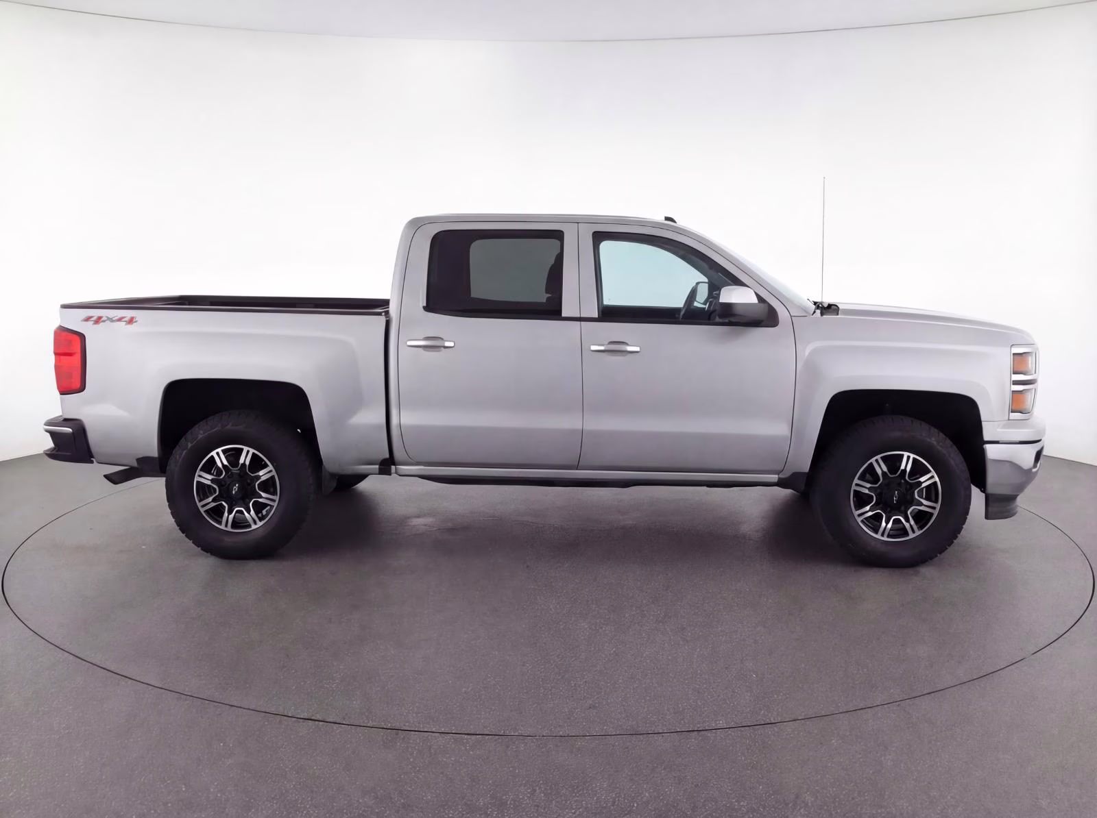 2020 Silver Ice Metallic Chevrolet Silverado 1500 LT 4X4 Truck