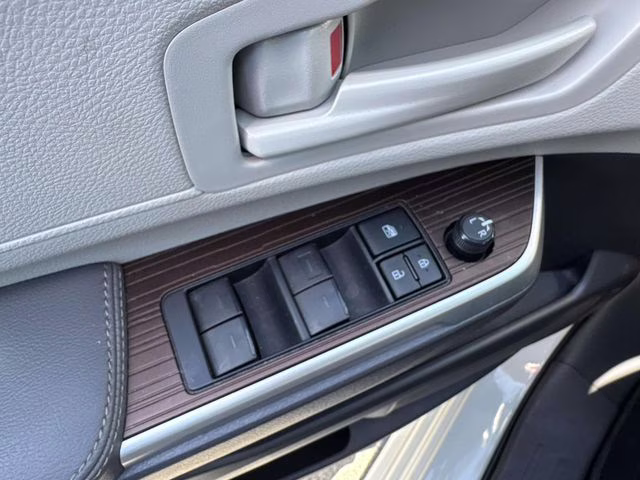 2022 White Toyota Sienna LE FWD Van