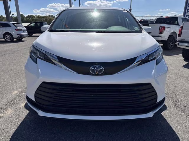 2022 White Toyota Sienna LE FWD Van