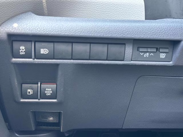 2022 White Toyota Sienna LE FWD Van