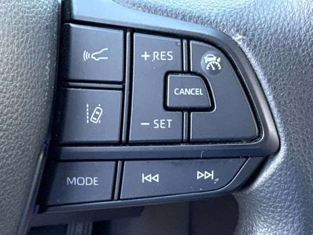 2022 White Toyota Sienna LE FWD Van