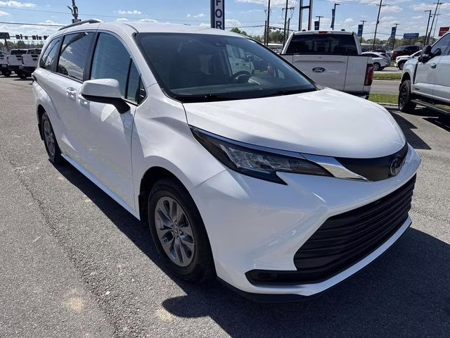 2022 White Toyota Sienna LE FWD Van