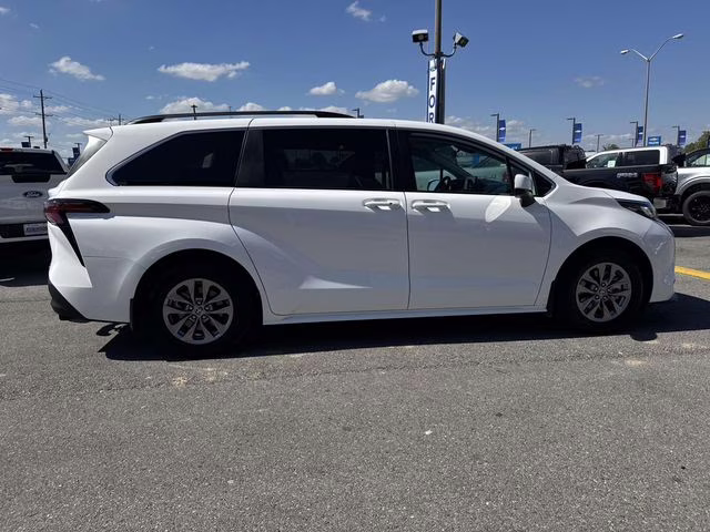 2022 White Toyota Sienna LE FWD Van