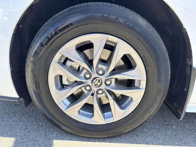 2022 White Toyota Sienna LE FWD Van