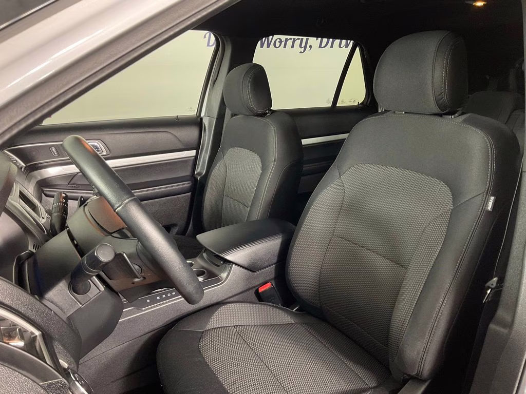 2017 Oxford White Ford Explorer XLT FWD SUV