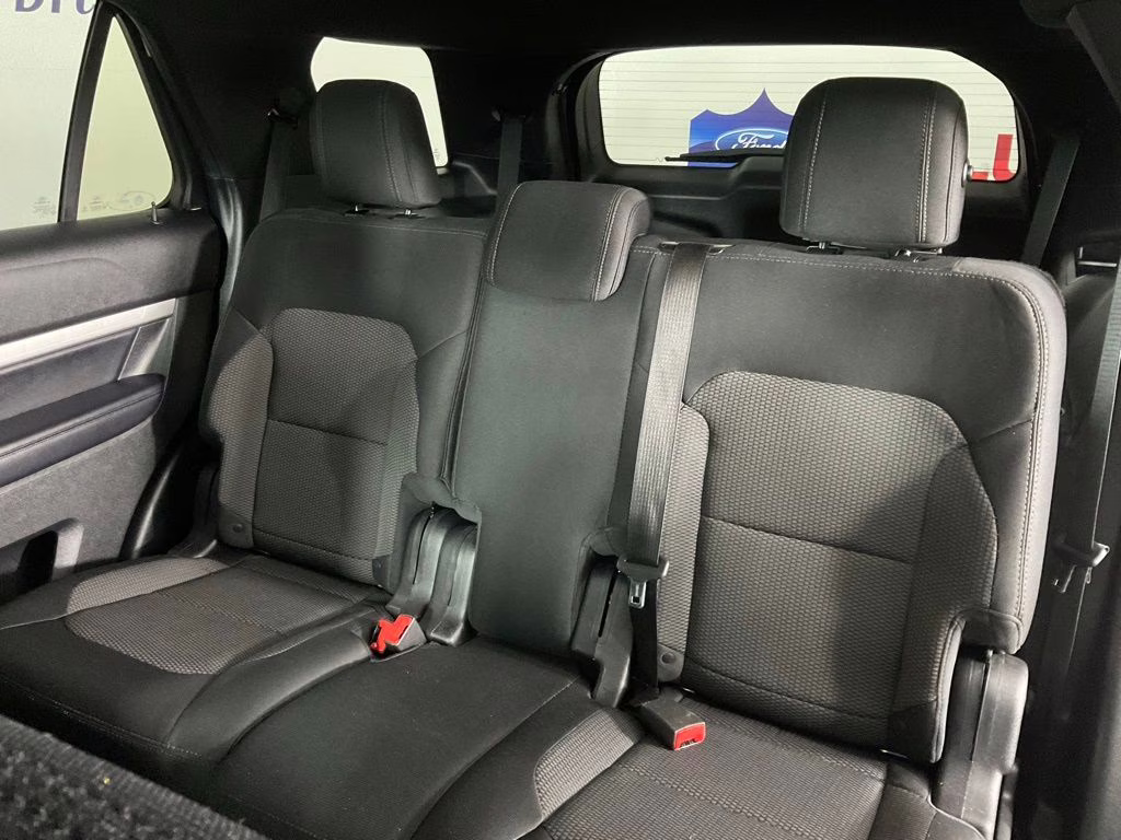 2017 Oxford White Ford Explorer XLT FWD SUV