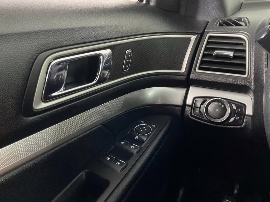 2017 Oxford White Ford Explorer XLT FWD SUV