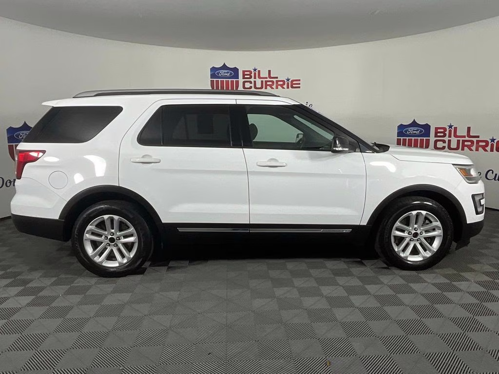 2017 Oxford White Ford Explorer XLT FWD SUV