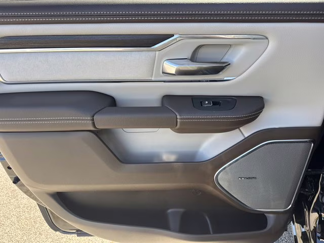 2026 Diamond Black Crystal Pearlcoat Ram 1500 Laramie 4X4 Truck