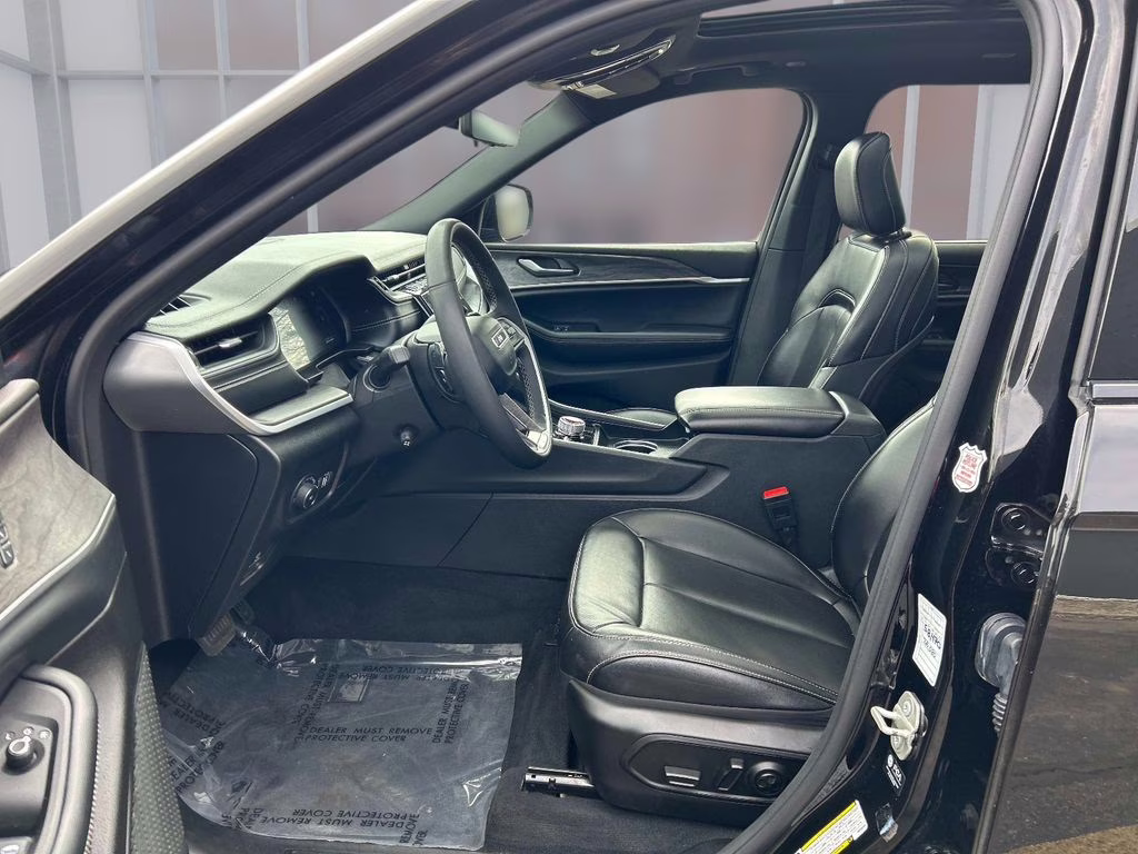 2024 Diamond Black Crystal Pearlcoat Jeep Grand Cherokee L Limited 4X4 SUV