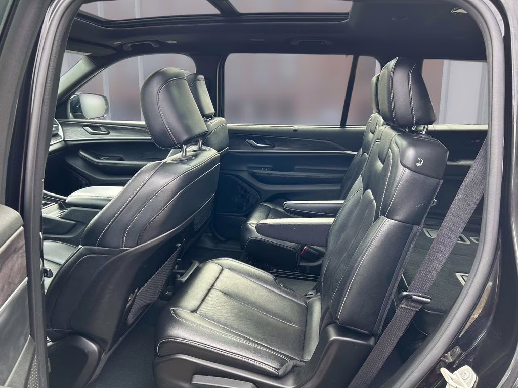 2024 Diamond Black Crystal Pearlcoat Jeep Grand Cherokee L Limited 4X4 SUV